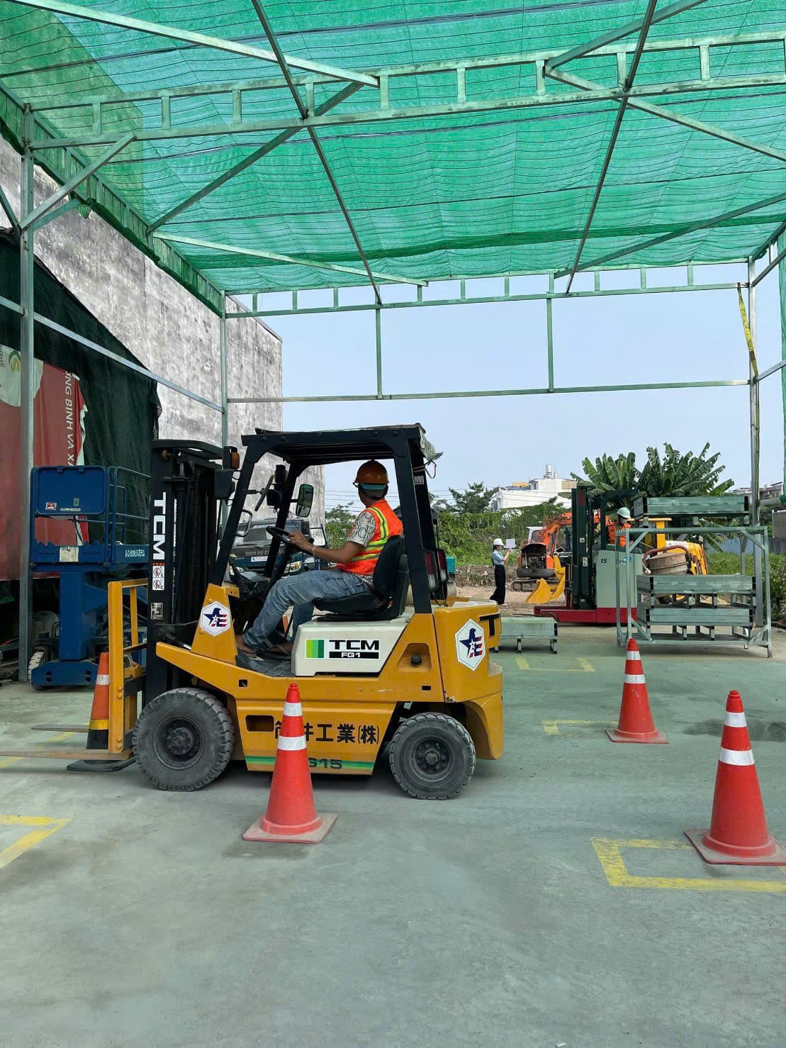 Những lưu ý an toàn khi vận hành xe nâng trong nhà xưởng